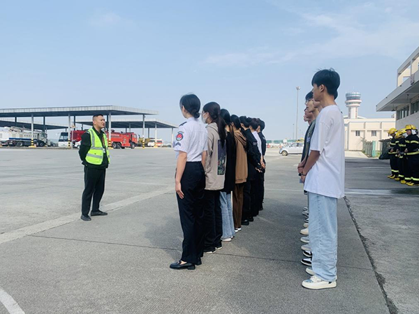 綿陽機(jī)場(chǎng)安檢站對(duì)閬中機(jī)場(chǎng)、民航校  實(shí)習(xí)生開展軍訓(xùn).png