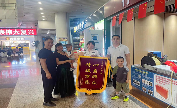 心系群眾，情暖萬家—— 綿陽機場安檢站暖心服務獲錦旗.png